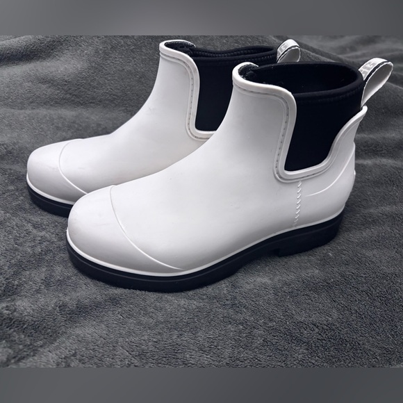 UGG White and Black Droplet Boots - Picture 2 of 7